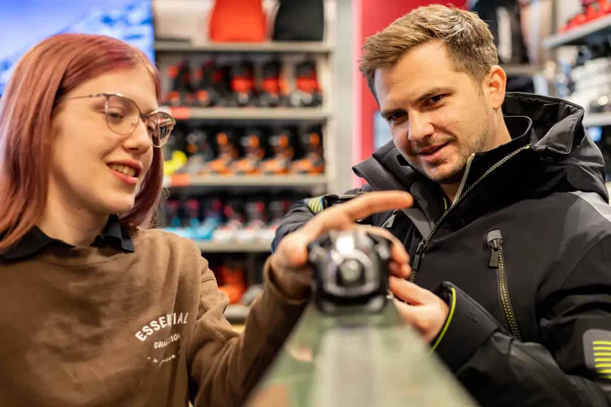 Medarbejdere tjekker skibindinger i en partnerbutik